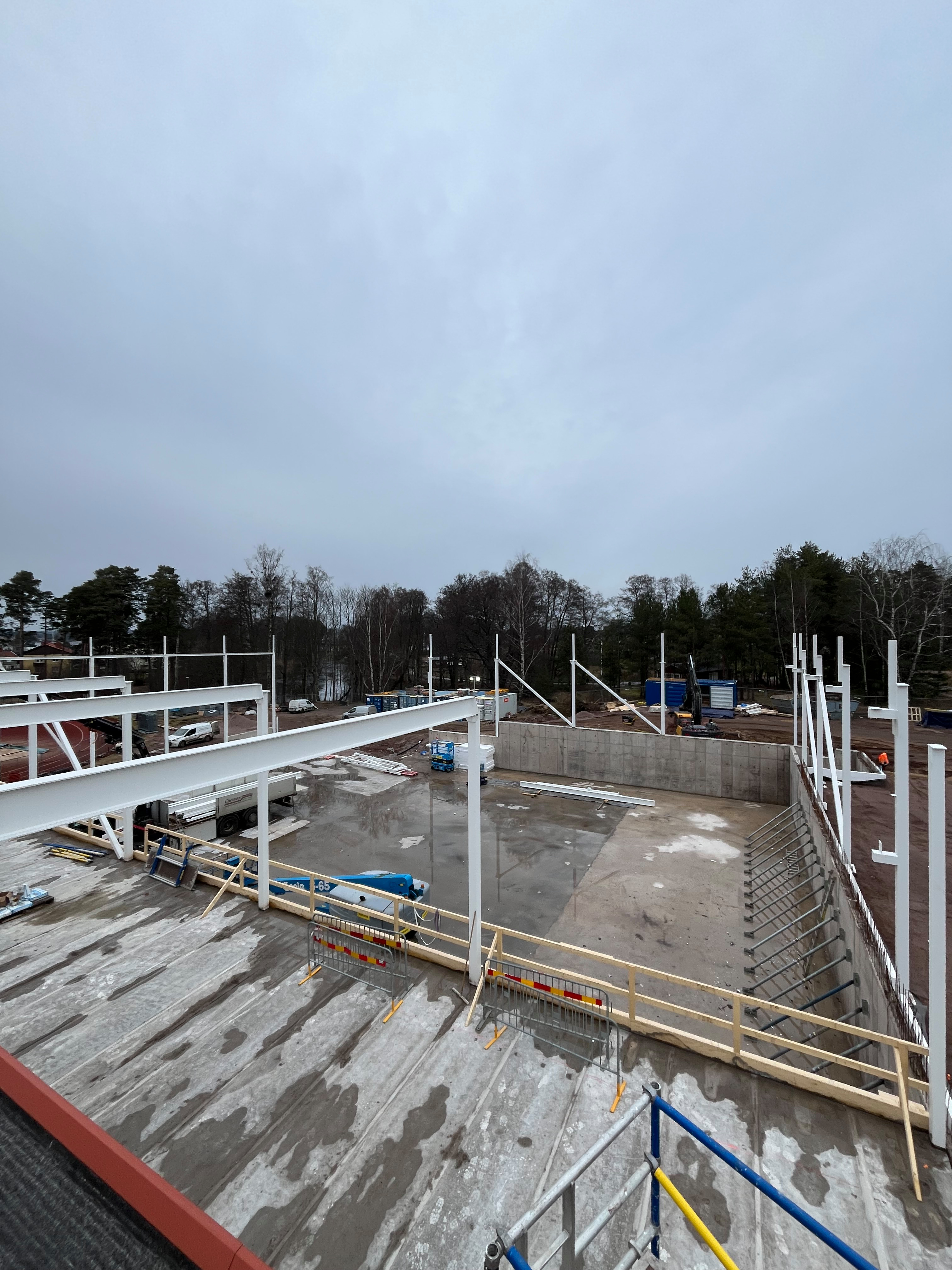 Stålstomme monteras i idrottshall